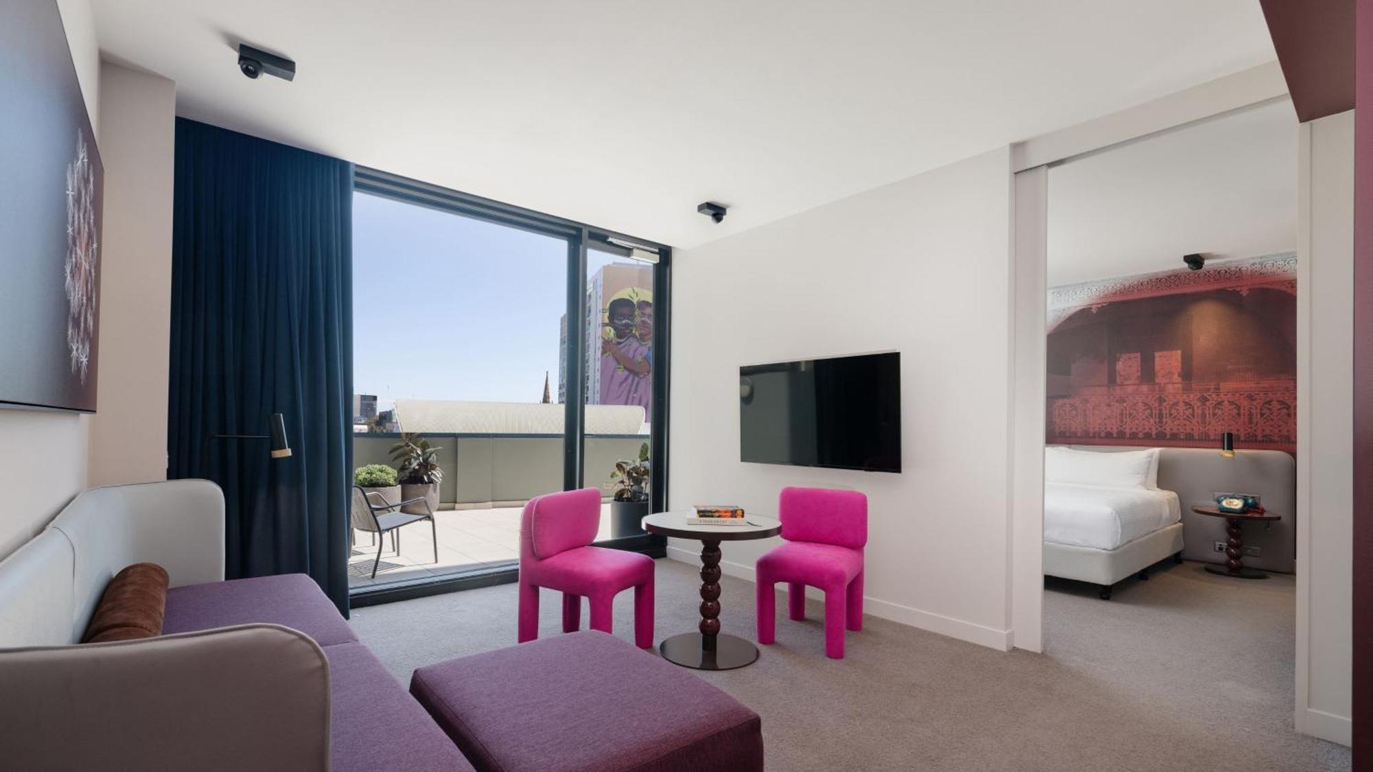 One-Bedroom Suite City Skyline View Terrace Access