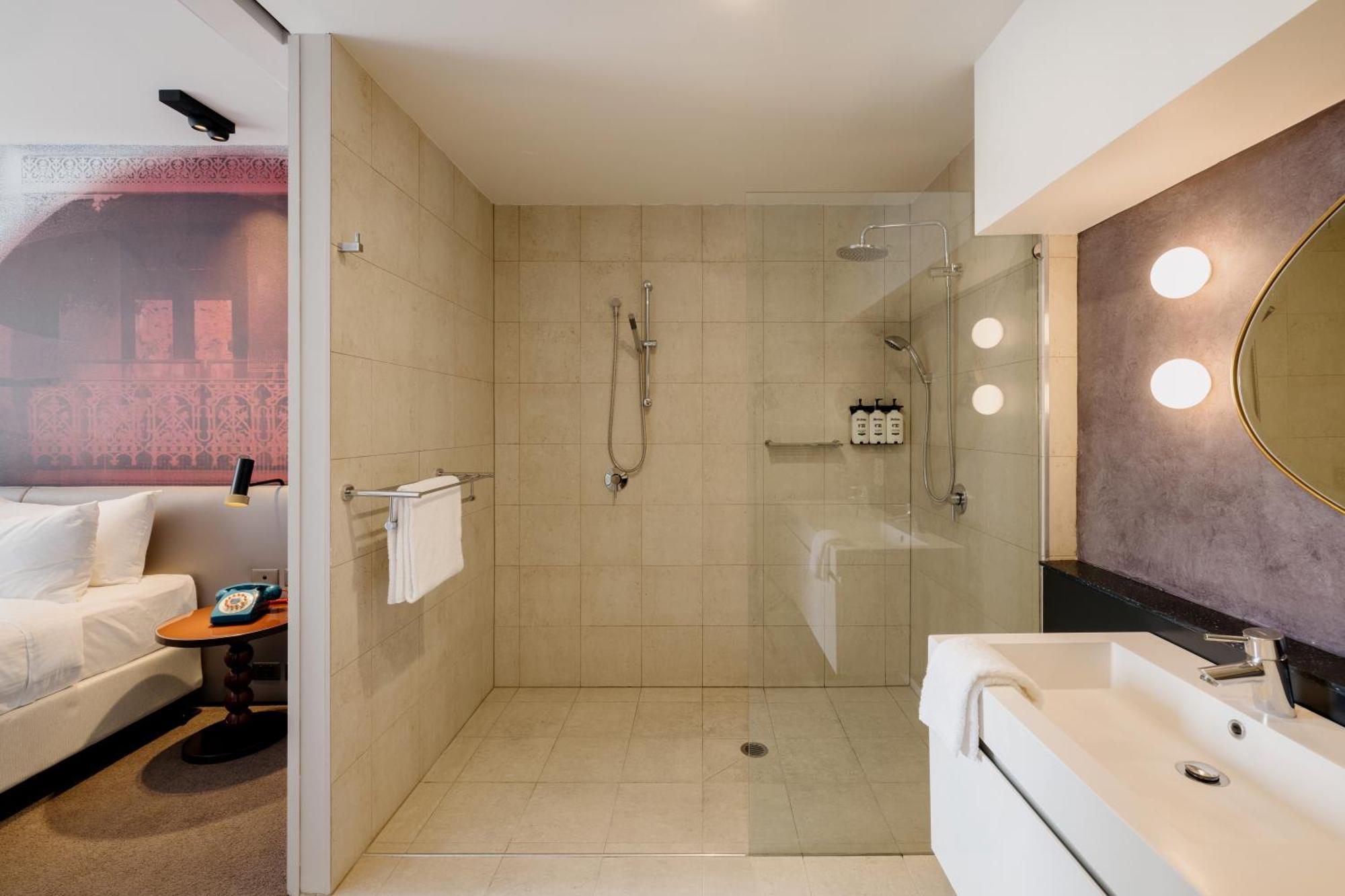 One-Bedroom Suite City Skyline View Terrace Access