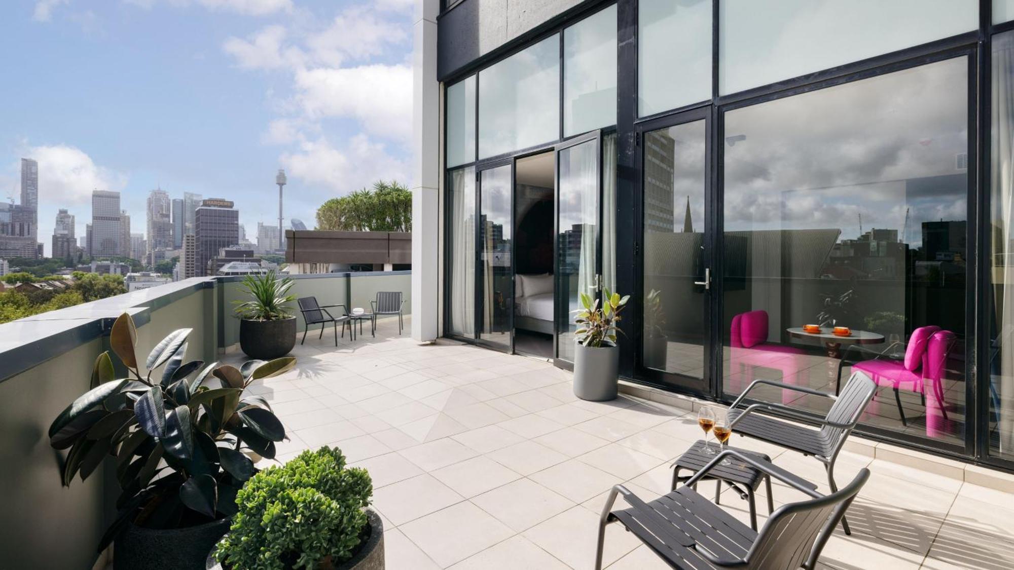 One-Bedroom Suite City Skyline View Terrace Access