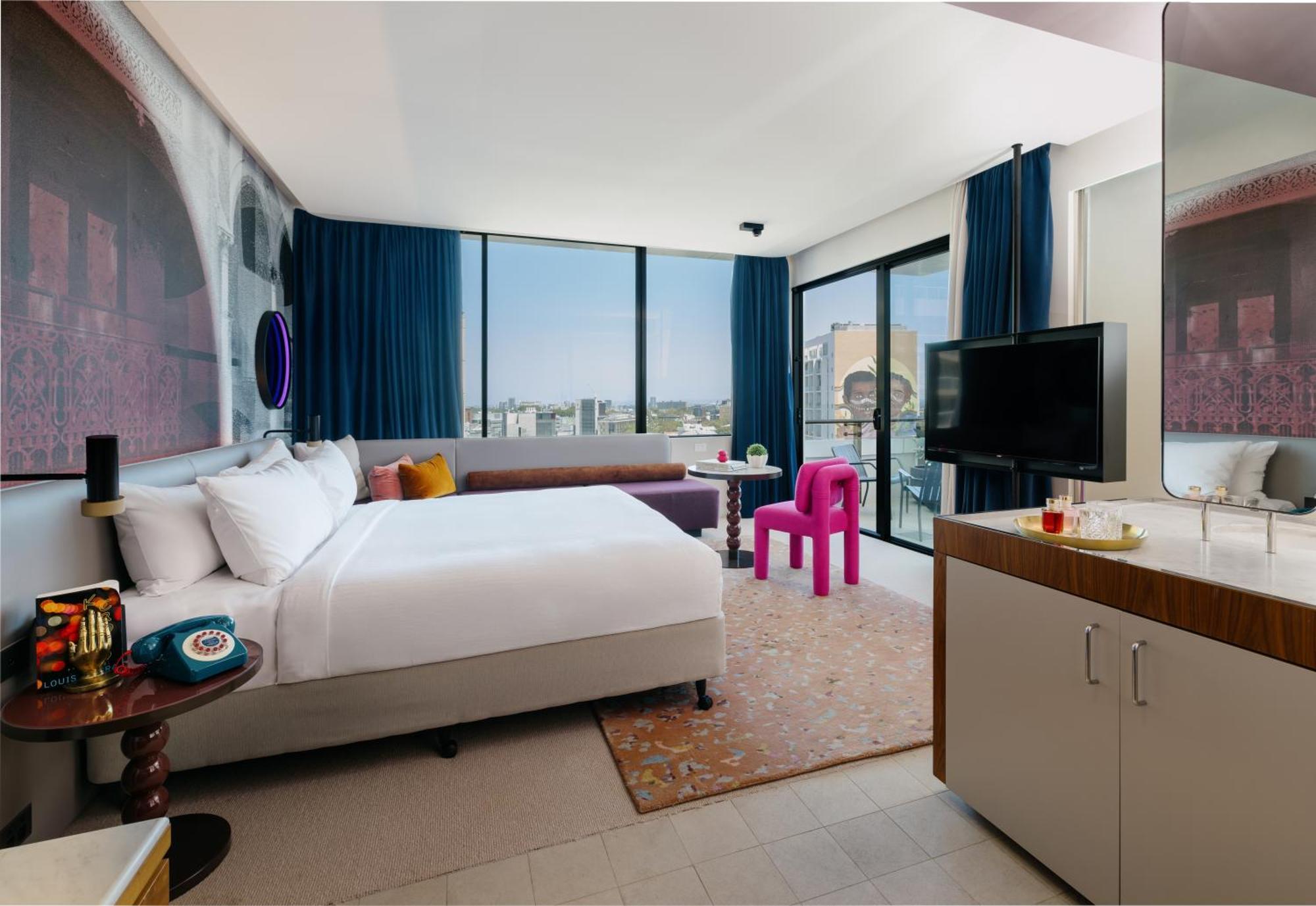 King Suite Balcony City Skyline View High Floor