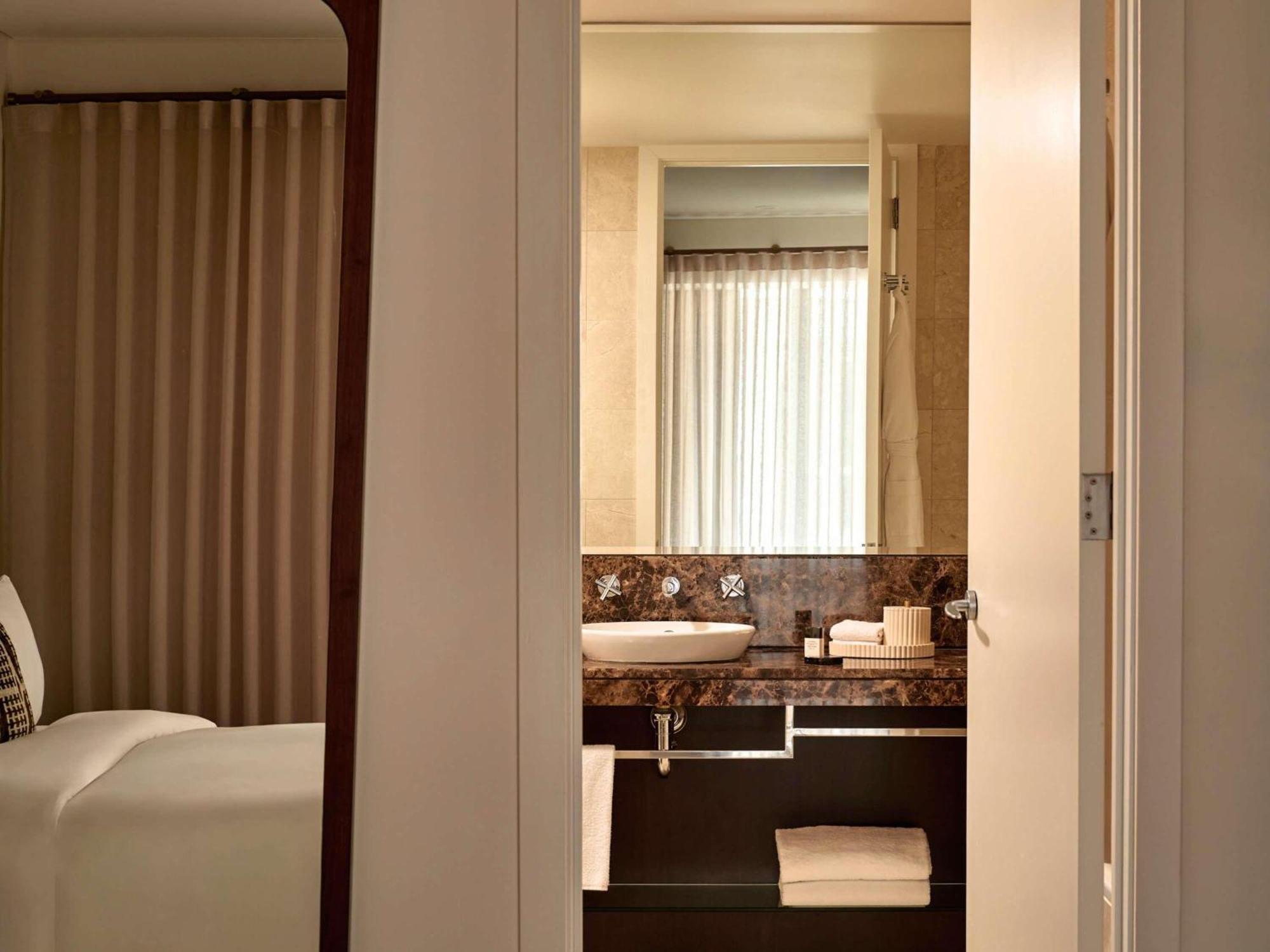 Junior Suite King Bed Club Millésime Access