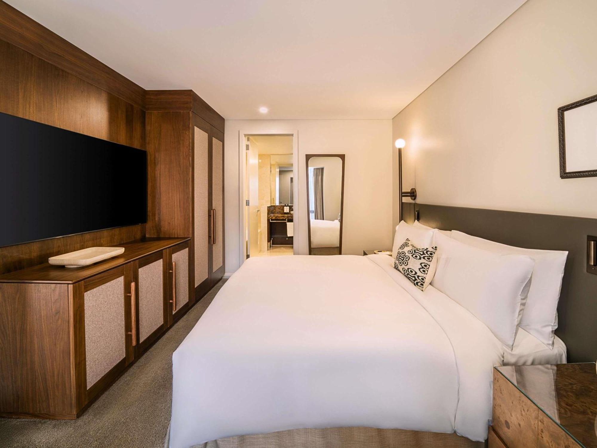 Junior Suite King Bed Club Millésime Access